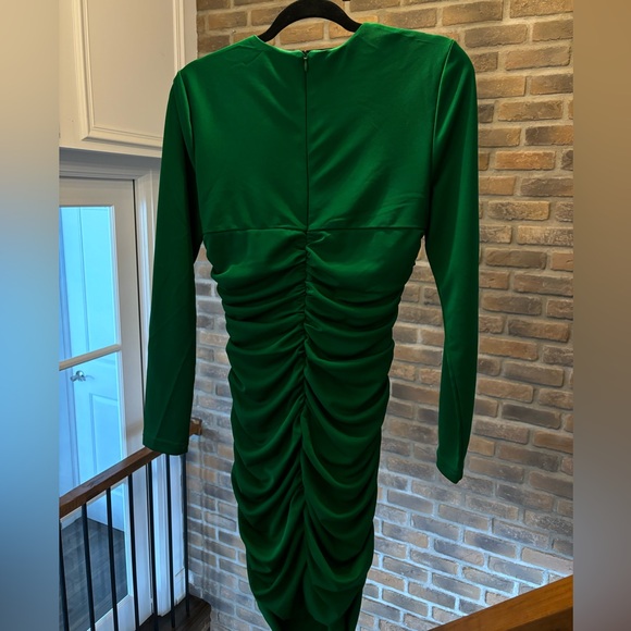 Beautiful Green Dress with a cutout. - Picture 4 of 6